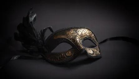 Theatrical eye mask with feather