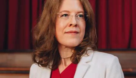 Gill Carr headshot 