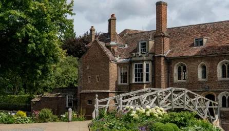 A view of Queens' College and the Mathematical Bridge.